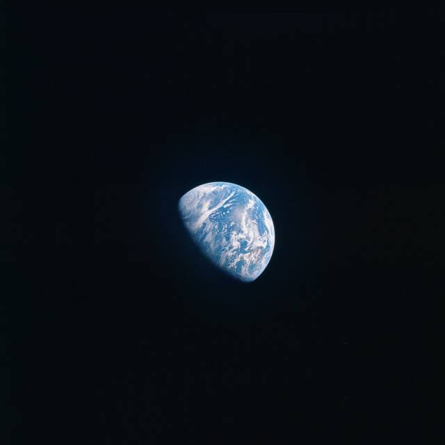 Gegen Ende des ersten Flugtages machte die Besatzung von Apollo 15 dieses Foto der sich zurückziehenden Erde aus einer Entfernung von etwa 55.000 Meilen. Apollo 15 war das siebte Mal, dass Menschen die erdnahe Umlaufbahn verließen.