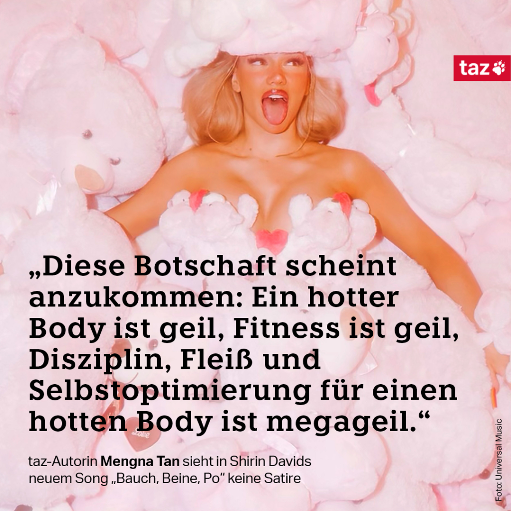 „Diese Botschaft scheint anzukommen: Ein hotter Body ist geil, Fitness ist geil, Disziplin, Fleiß und Selbstoptimierung für einen hotten Body ist megageil." taz-Autorin Mengna Tan sieht in Shirin Davids neuem Song "Bauch, Beine, Po" keine Satire. Im Hintergrund liegt Shirin David in einem Haufen rosa Teddys.