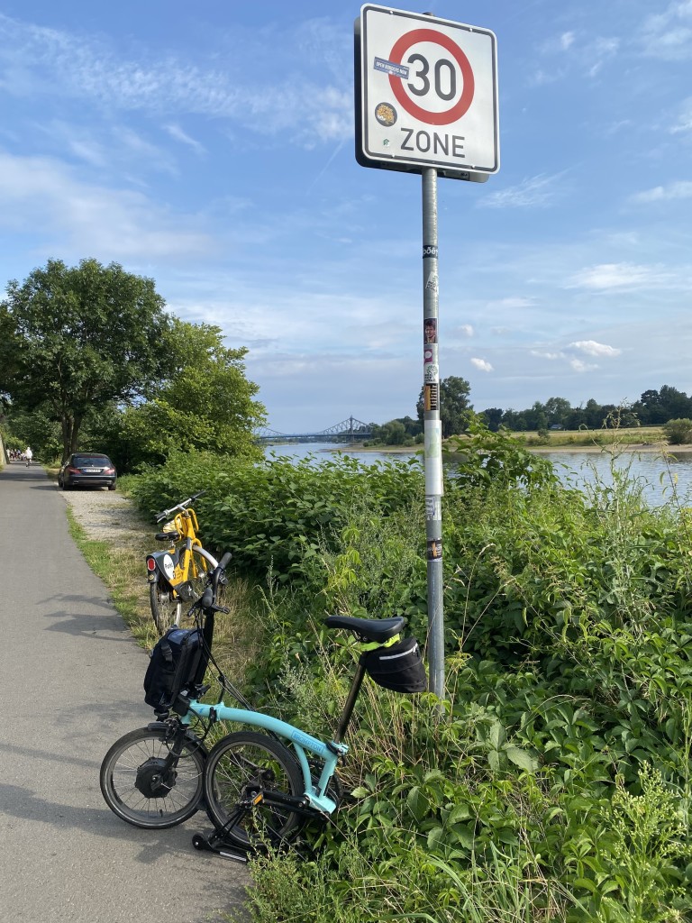 Klapprad am Elberadweg mit Verkehrsschild „Zone 30“