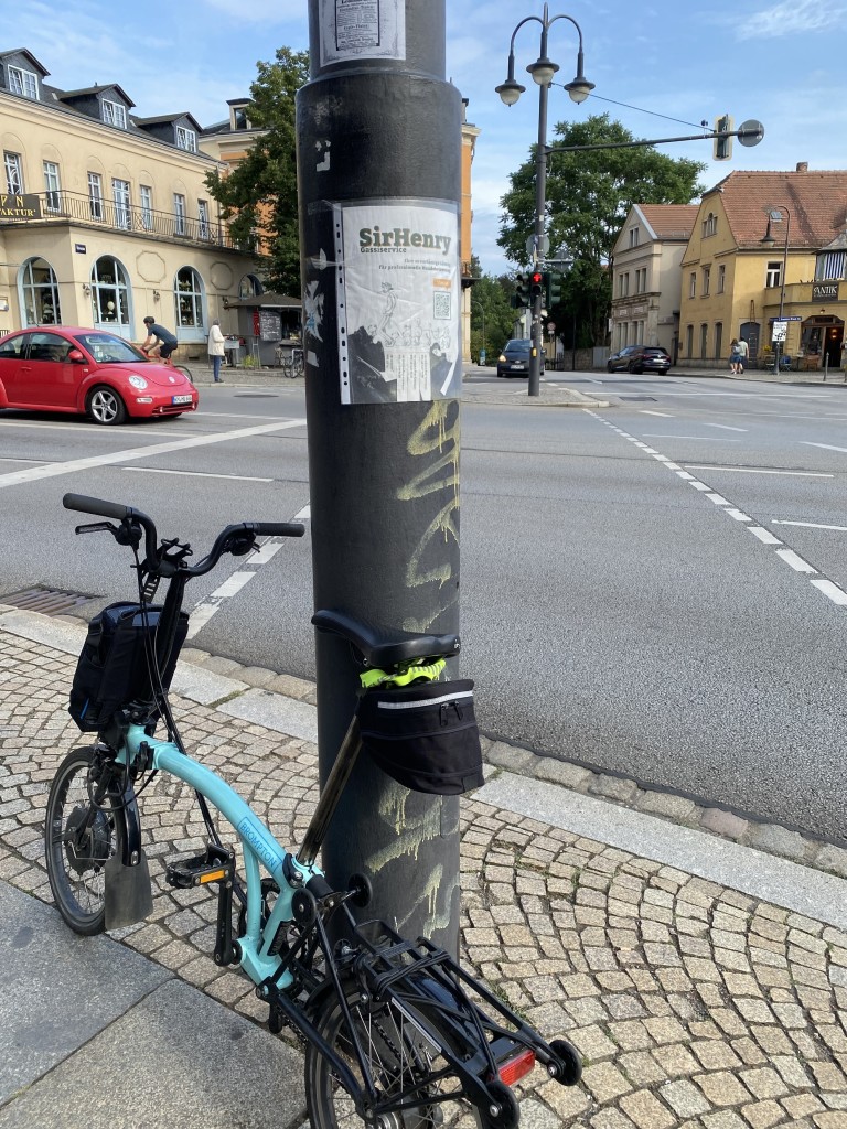 Klapprad am Ampelmast mit Aushang