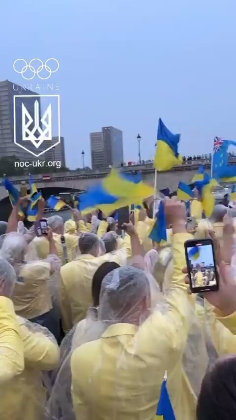 The Ukrainian athletes appeared sailing down the river Seine for the opening of the Paris 2024 Olympics - ‘Ukrainii!!’ was shouted 🇺🇦 💙💛