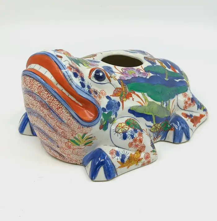 official auction photo of the frog vase on white background, side profile 2