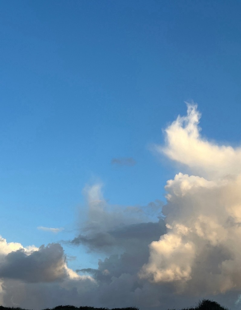 Fluffige, Wolken und blauer Himmel