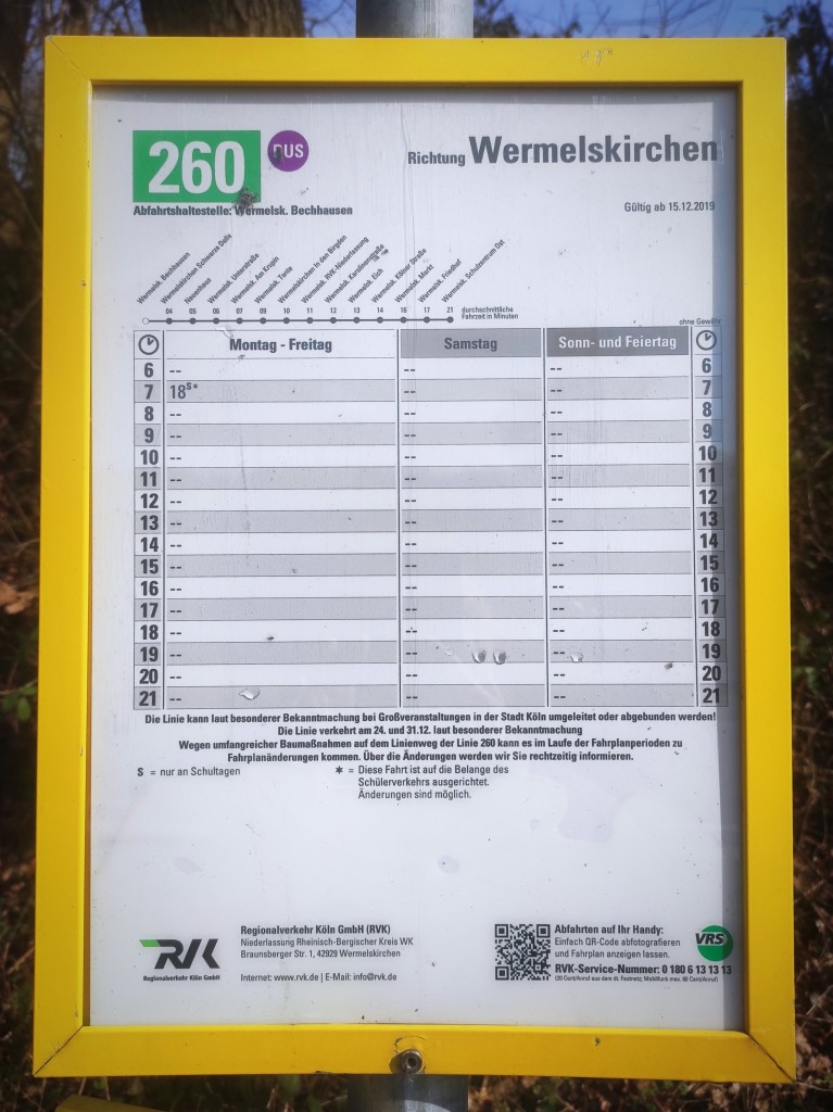 das bild im hochformat zeigt den fahrplan der buslinie 260 an der haltestelle wermelskirchen-bechhausen. der einzige bus, der hier vorbeikommt, ist von montag bis freitag um 7.18 uhr nur an schultagen.
der fahrplan steckt in einem rahmen mit dickem gelben rand.