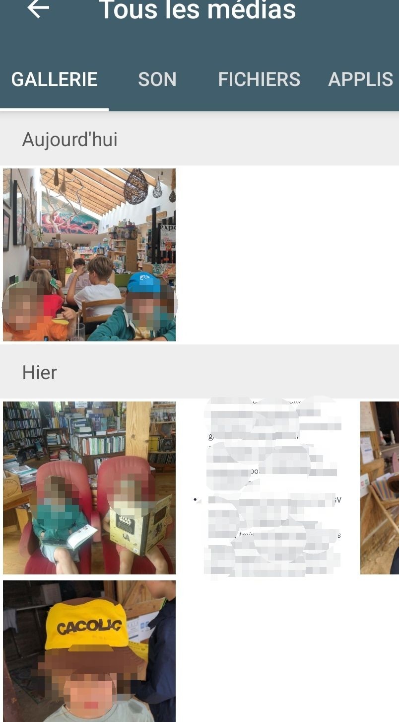 capture d'écran de ma galerie de médias sur mon phone, avec les catégories "aujourd'hui", ".hier" etc :
chaque jour, des photos de mes mômes dans des librairies.
