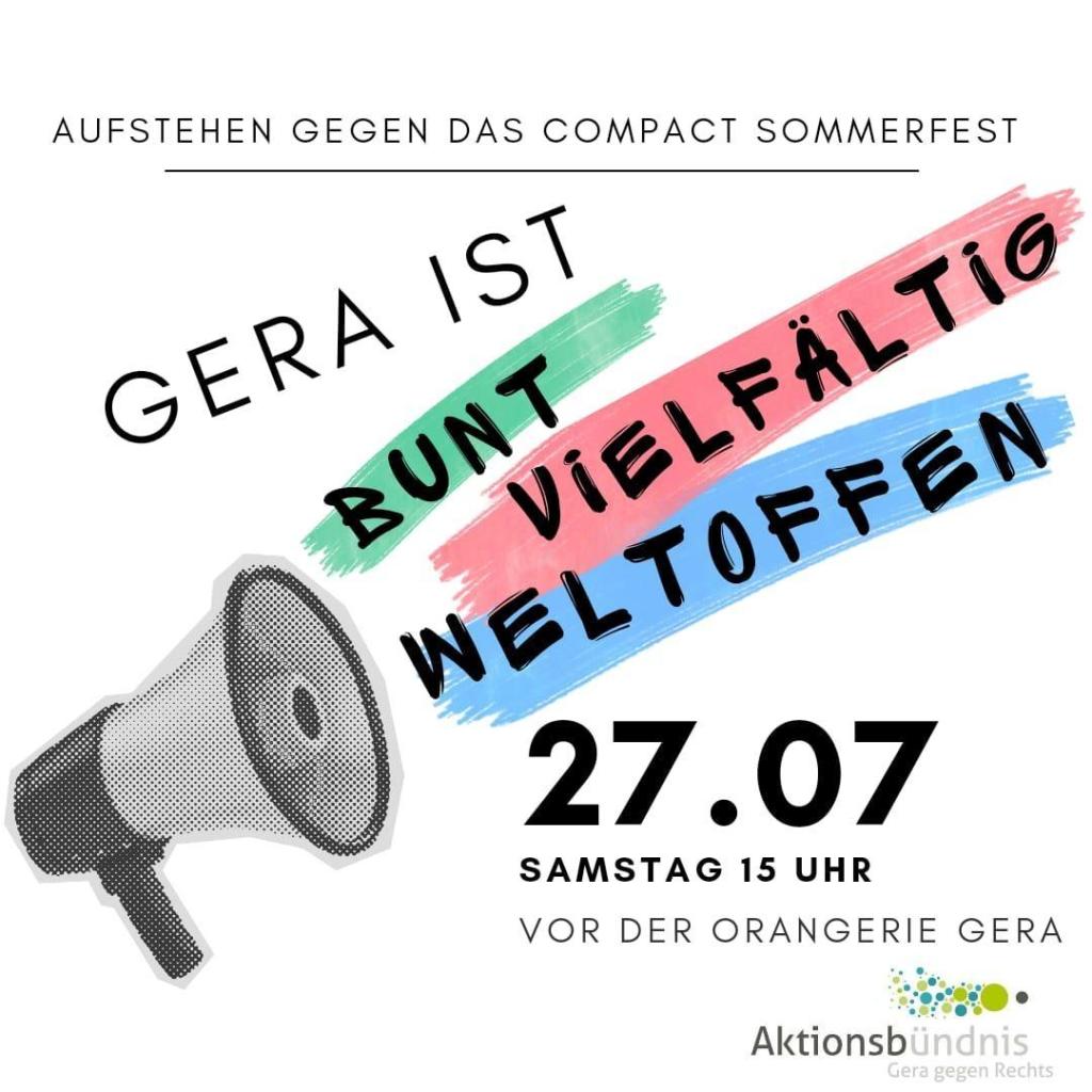 Ein Bild für die Veranstaltung mit dem Titel "Aufstehen gegen das Compact Sommerfest". Der Haupttext lautet "Gera ist bunt vielfältig weltoffen" in großen Buchstaben, wobei jedes Wort auf einem farbigen Pinselstrich (grün, rosa, hellblau) steht. Links ist eine Grafik eines Megafons. Unten stehen Details zur Veranstaltung: "27.07 Samstag 15 Uhr vor der Orangerie Gera". Am unteren Rand befindet sich das Logo des "Aktionsbündnis Gera gegen Rechts". Der Hintergrund ist weiß, und die Schrift ist hauptsächlich schwarz.