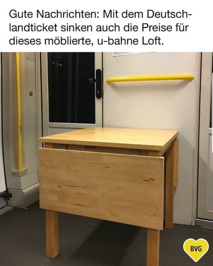 Screenshot eines Posts der BVG, abgebildet ist ein klapptisch, der in einer U-Bahn steht. Text dazu: gute Nachrichten: mit dem deutschlandticket sinken auch die Preise für dieses möblierte, u-bahne Loft.