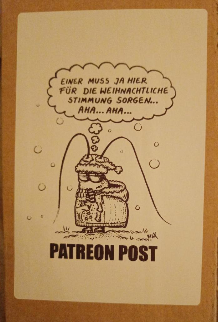 Foto eines schwarz-weißen, rechteckigen Aufklebers auf einem Paket. Der Aufkleber zeigt Gerd, einen Charakter von kplx, einen Käfer, in einem Weihnachtsmannkostüm mit so etwas wie einem Sack auf dem Rücken. Er sagt: "Einer muss ja hier für die weihnachtliche Stimmung sorgen ... aha... aha..."
Unter dem Bild steht "Patreon Post"