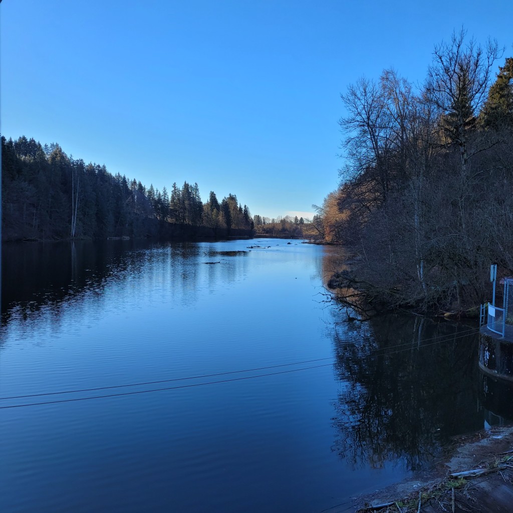 Blau schimmernder Fluss 