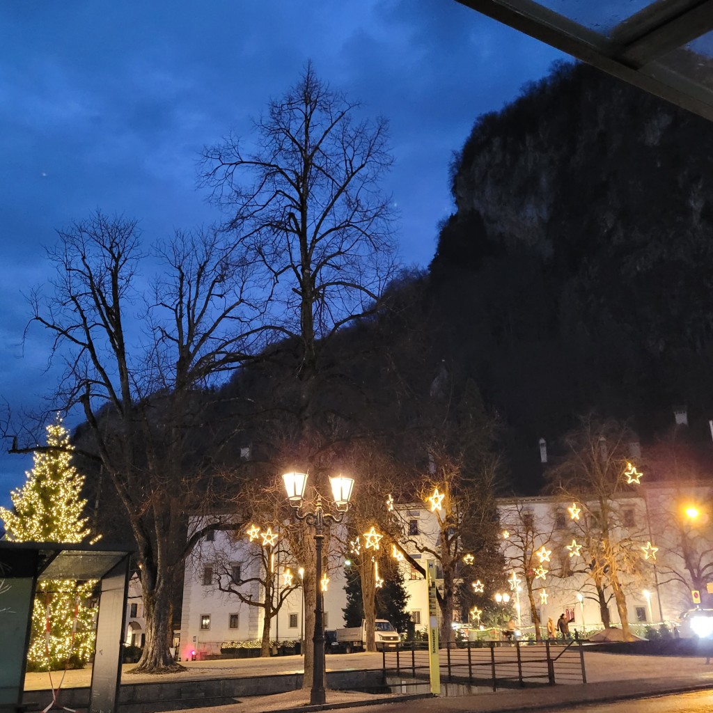 Beleuchteter Platz mit Laternen und Weihnachtsbeleuchtung 