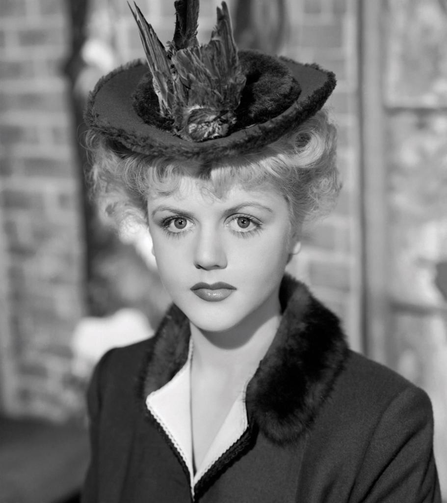 Angela Lansbury en El retrato de Dorian Grey, también con un ave en el gorro.