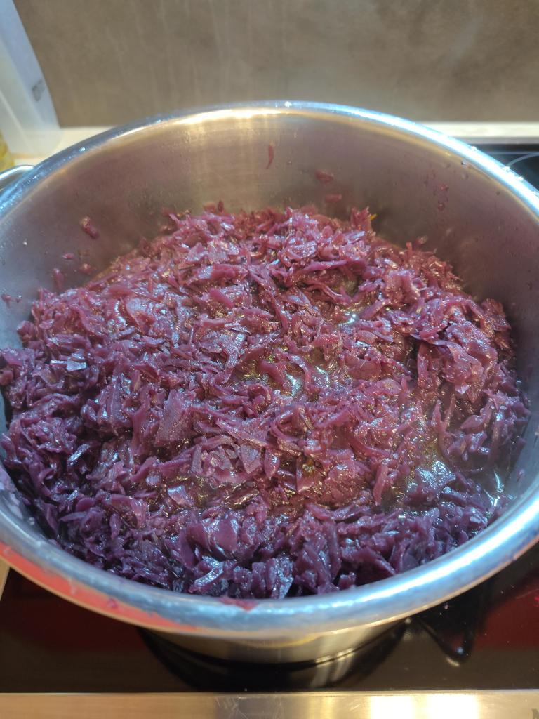 Kochender Apfelrotkohl in einem riesigen Topf