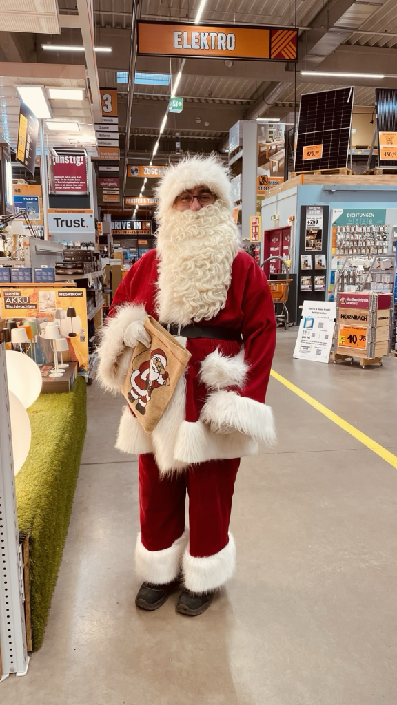 Der echte Weihnachtsmann bei Hornbach. Als ich sagte, das glaubt mir keiner, durfte ich ein Foto machen 😊🎅🏻