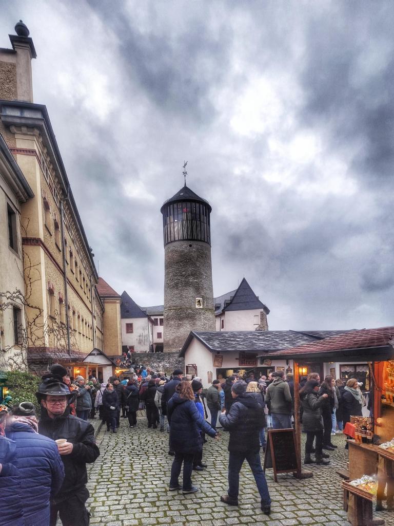 Historische Schlossweihnacht, der Schlosshof voller Besucher.