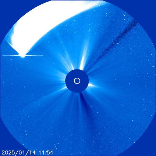 Image of the Sun's corona with the comet with a distinct shape and tail