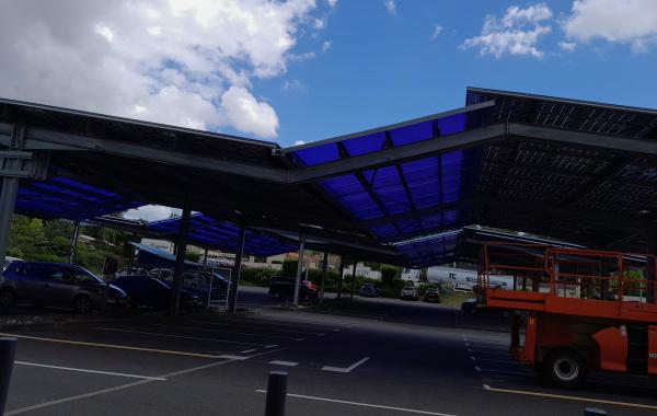 Ombrière de panneaux solaires sur le parking, à Mirambeau