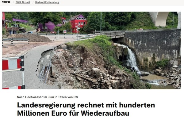 Screenshot von SWR Aktuell Webseite mit Bild von Hochwasserschäden (zerstörte Straße) und Headline "Landesregierung rechnet mit hunderten Millionen Euro für Wiederaufbau"