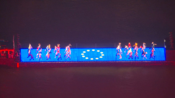 Eine Barge mit LED Bühne ausgelegt und einer Gruppe Tänzern auf der Seine. Der LED Boden zeigt eine Europaflagge