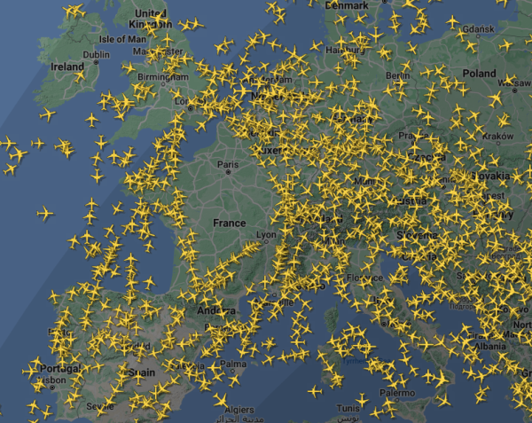 Ein Screenshot von Flightradar. Um Paris ist ein Kreis von ca. 120km Radius frei von Flugzeugen