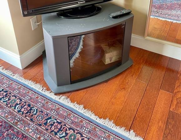 🚨 📍 EASTHAMPTON: 26” inch tv & black corner cabinet. 26” inch tv that recently has been working as computer screen. Black corner tv stand/cabinet.