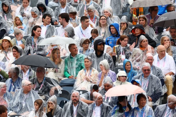 Menschen mit Regenschirmen.