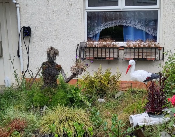 Gartendekoration eine menschlichen Figur, die aber wie eine aus einem Grab steigende Leiche aussieht.