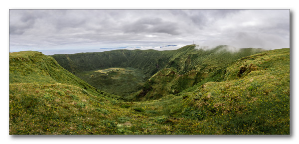 Blick in eine Caldera mit ca. 2km Durchmesser. Wolken wabern rechts über den Kraterrand.