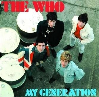 Plattencover.
Farbfoto. Von oben aufgenommen. Die vier Bandmitglieder stehen neben ein paar Fässer und schauen nach oben in die Camera.
In roten Großbuchstaben oben links der Bandname THE WHO, unten rechts der Titel MY GENERATION.