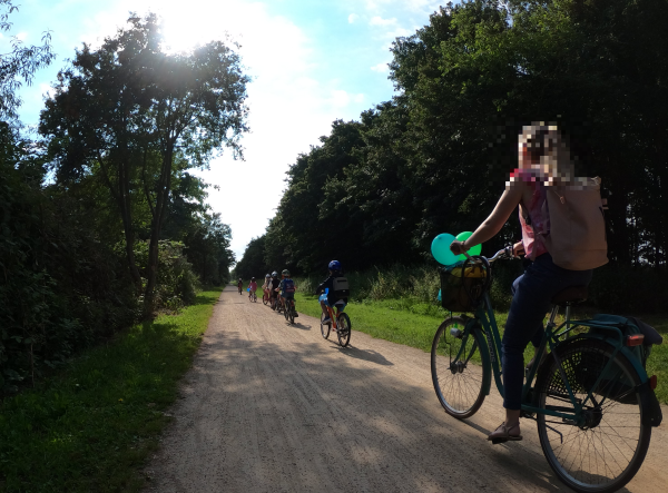 Kolonne von Kindern auf Fahrrädern.