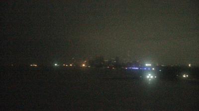 View of the Chicago skyline in the distance looking south from Evanston, IL. // Image captured at: 2024-12-19 09:14:48 UTC (about 23 min. prior to this post) // Current Temp in Evanston: 26.05 F | -3.31 C // Precip: overcast clouds // Wind: W at 1.006 mph | 1.62 kph // Humidity: 71%