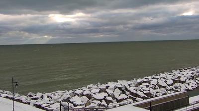 Rotating view of Southport Marina in Kenosha, with Lake Michigan in the background. // Image captured at: 2024-12-20 15:05:11 UTC (about 27 min. prior to this post) // Current Temp in Kenosha: 32.41 F | .23 C // Precip: light snow // Wind: N at 21.855 mph | 35.17 kph // Humidity: 80%