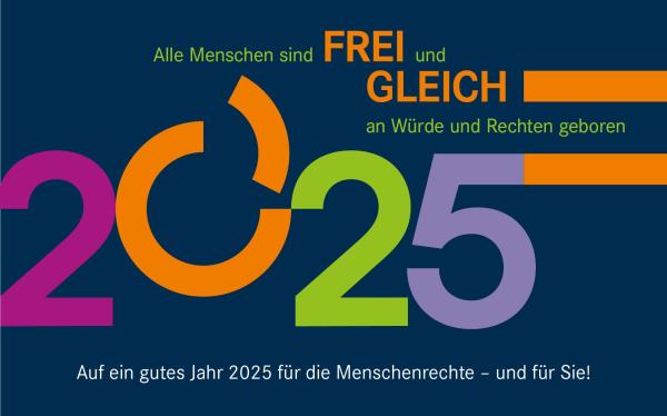 Auf einer farblich bunt gestalteten Kachel steht "Alle Menschen sind frei und gleich an Würde und Rechten geboren". Frei und Gleich sind hervorgehoben. Darunter steht in etwas größeren Zeichen "2025" und darunter wiederum etwas kleiner "Auf ein gutes Jahr 2025 für die Menschenrechte - und für Sie!"