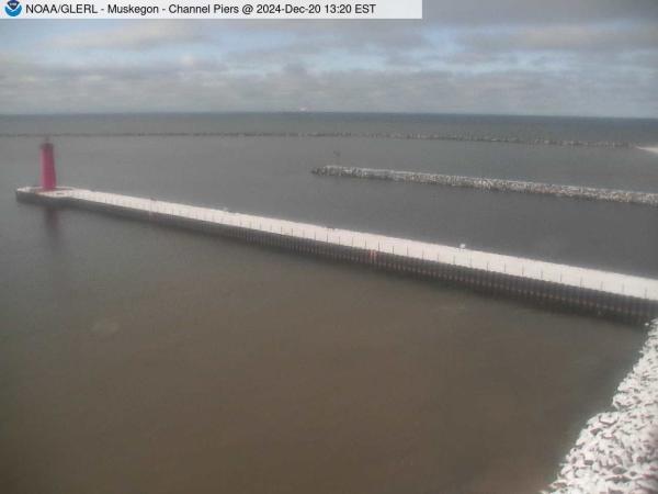 View of Muskegon Channel piers jutting out into Lake Michigan. // Image captured at: 2024-12-20 18:20:01 UTC (about 13 min. prior to this post) // Current Temp in Muskegon: 31.45 F | -.31 C // Precip: snow // Wind: ENE at 5.995 mph | 9.64 kph // Humidity: 78%