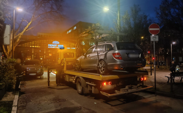 Mit einem Abschleppwagen wird einer der Falschparker aufgeladen