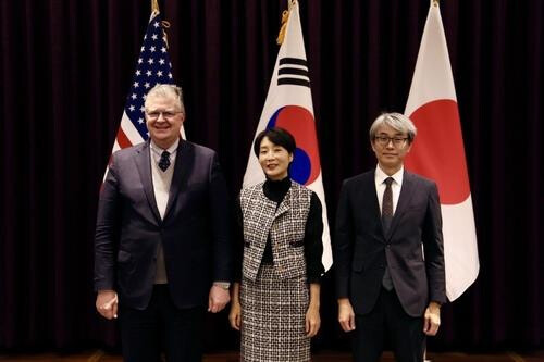 From left: U.S. Assistant Secretary of State for East Asian and Pacific Affairs Daniel Kritenbrink, the South Korean Foreign Ministry's Special Representative for Indo-Pacific Chung Eui-hae and Japanese Deputy Foreign Minister Yasuhiro Kobe pose for a photo to mark the second trilateral Indo-Pacific Dialogue in Tokyo on Dec. 11. [YONHAP]