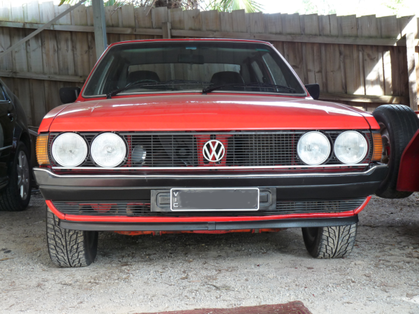 VW Passat with tiny chin spoiler