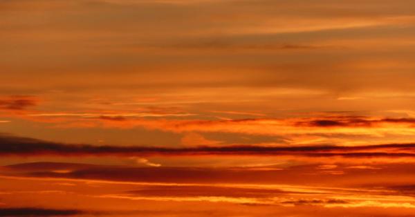 Himmel orange glühend