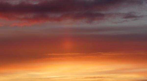 Himmel und Wolken angestrahlt rosa-orange