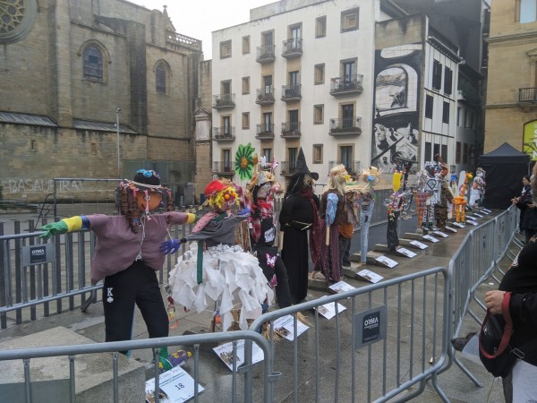 Foto del concurso de espantapájaros de la feria de Santo Tomas. 