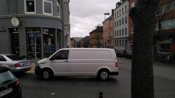 Ein Transporter steht in der Kreuzung. Der Fußweg dahinter ist vollkommen verdeckt. Die angesprochene Mutter mit Kind ist nicht sichtbar.