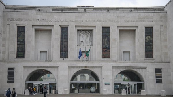 Incidente in via de Nicola a Milano, investe donna e figlio sulle strisce e scappa: arrestato