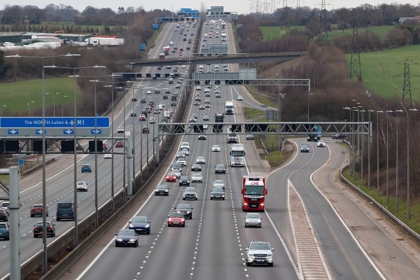 Travel news live: Christmas getaway weekend delays after M25 crash and 80mph wind weather warnings in place