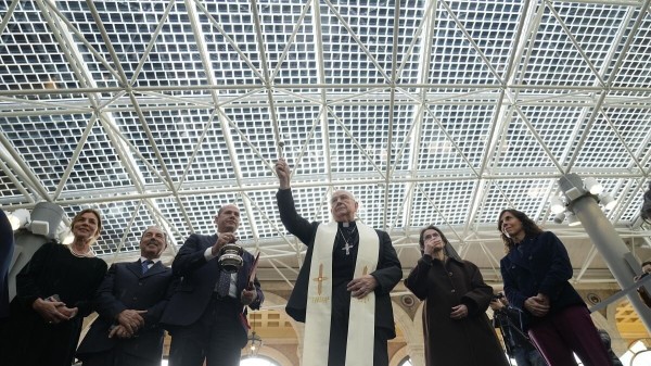 Le Vatican inaugure un toit photovoltaïque dans le cadre de la promesse du pape de passer à l'énergie verte