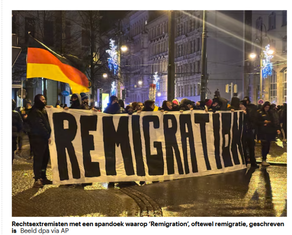 Rechtsextremisten in Maagdenburg met een Duitse vlag en een spandoek waarop ‘Remigration’, oftewel remigratie, geschreven is

Beeld dpa via AP