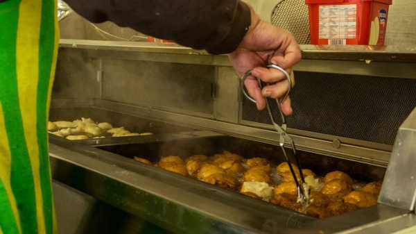 Jong Nederland Heusden bakt oliebollen op oudjaarsdag