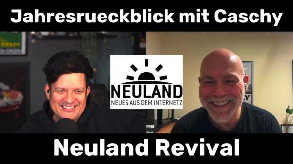 Das Bild zeigt zwei Personen in einem Videocall oder Podcast-Gespraech, betitelt als "Jahresrueckblick mit Caschy – Neuland Revival".

Links: Eine Person mit dunklen Haaren und einem breiten Laecheln, die ein schwarzes Oberteil traegt. Vor ihr steht ein Mikrofon, was auf eine Podcast- oder Audioaufnahme hinweist. 
Rechts: Eine glatzkoepfige Person mit einem freundlichen Laecheln, die weisse Ohrhoerer traegt. Der Hintergrund besteht aus einem Buero oder Wohnzimmer mit einem Bild an der Wand und einer Pflanze, was auf eine entspannte Umgebung hinweist.

Das "Neuland Revival" scheint eine Neuauflage eines bekannten Formats namens "Neuland" zu sein, das sich mit Themen rund um das Internet und Technologie beschaeftigt. Das zentrale Logo mit dem Schriftzug "NEULAND – Neues aus dem Internetz" deutet darauf hin, dass es um digitale Entwicklungen und Trends geht.

Die beiden Personen wirken gut gelaunt und professionell, was auf eine unterhaltsame und informative Episode schliessen laesst.