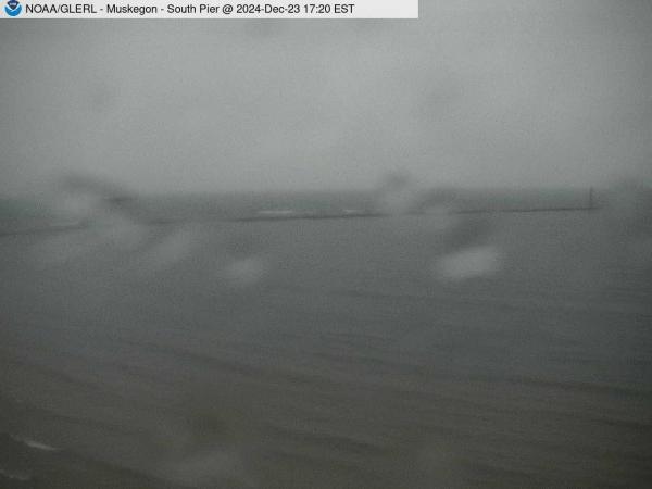 Wide view of the Muskegon channel southern breakwater stretching into Lake Michigan. // Image captured at: 2024-12-23 22:20:01 UTC (about 13 min. prior to this post) // Current Temp in Muskegon: 36.93 F | 2.74 C // Precip: mist // Wind: WNW at 5.010 mph | 8.06 kph // Humidity: 92%