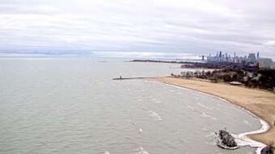 Webcam on a lakeshore highrise in Edgewater looking south over Osterman Beach and Chicago loop in distance. // Image captured at: 2024-12-24 17:21:01 UTC (about 12 min. prior to this post) // Current Temp in Chicago: 37.16 F | 2.87 C // Precip: scattered clouds // Wind: N at 5.010 mph | 8.06 kph // Humidity: 72%