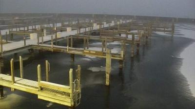 Rotating view around Menominee Marina on Lake Michigan. // Image captured at: 2024-12-25 12:50:08 UTC (about 12 min. prior to this post) // Current Temp in Menominee: 17.71 F | -7.94 C // Precip: mist // Wind: WSW at 4.608 mph | 7.41 kph // Humidity: 93%