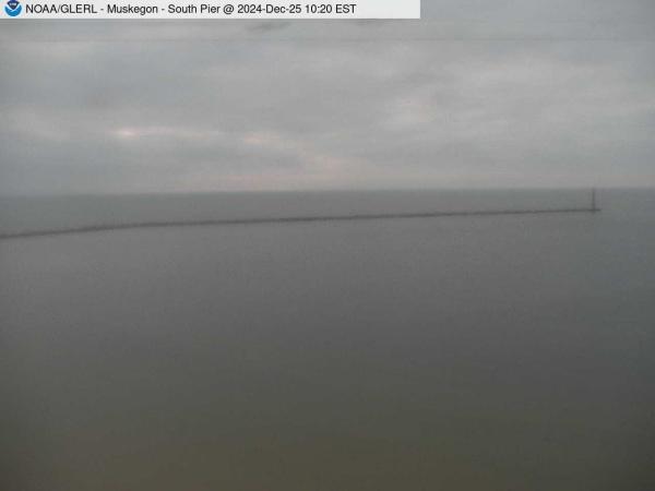 Wide view of the Muskegon channel southern breakwater stretching into Lake Michigan. // Image captured at: 2024-12-25 15:20:01 UTC (about 13 min. prior to this post) // Current Temp in Muskegon: 33.76 F | .98 C // Precip: overcast clouds // Wind: E at 5.749 mph | 9.25 kph // Humidity: 74%